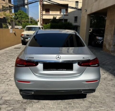 MERCEDES E200 4MATIC 2022 SILVER ON BLACK full