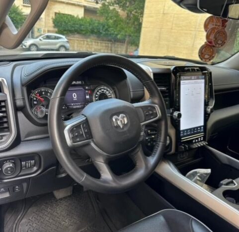 DODGE RAM 1500 LARAMIE HEMI 5.7L 2022 DOUBLE CREW CAB WHITE ON BLACK full