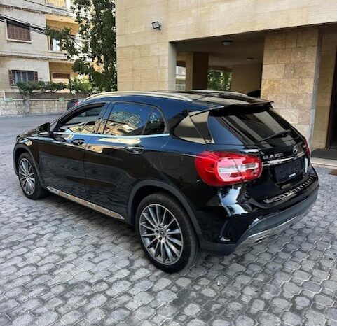 MERCEDES GLA250 AMG-LINE 4MATIC 2018 BLACK ON BLACK full