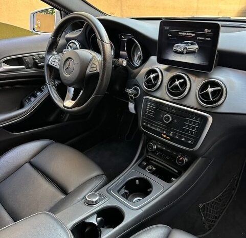 MERCEDES GLA 250 AMG-LINE 4MATIC 2017 SILVER ON BLACK full
