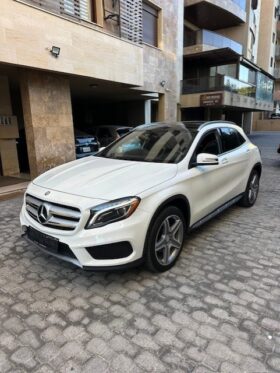 MERCEDES GLA 250 AMG-LINE 4MATIC 2017 WHITE ON BLACK